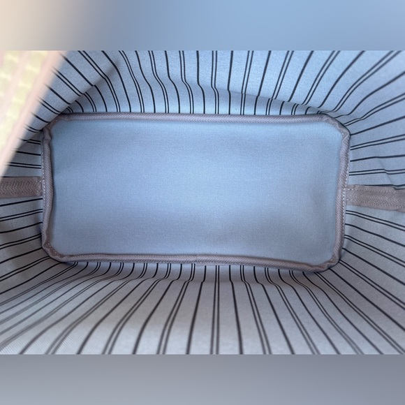 Neverfull MM in Monogram Beige Interior - Picture 14 of 16